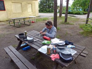 Der Kocher wird startklar gemacht - Helenesee