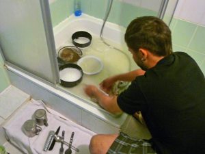 Camping-Geschirr abwaschen - geht auch in der Hoteldusche