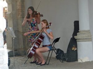 Straßenmusiker gibt es hier viele - Titanic-Lieder sind beliebt