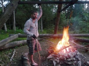 Lagerfeuer - mit Würstchen anbraten