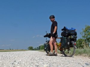 Diese Schotterstraße wird als Radweg "verkauft"