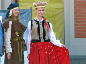 Typische lettische Trachten - für die Touristen dargestellt