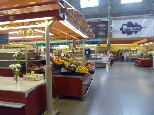 Große Markthalle in Riga - hier kaufen in erster Linie die älteren Leute ein und schnattern über Gott und die Welt