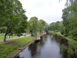 Riga Altstadt ist durch einen kleinen Kanal umgeben