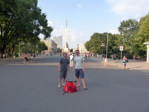 Posen vor einem Obelisk mit Radtasche :)