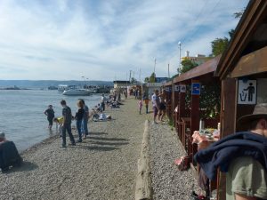 Praktisch - direkt am See Holzhuetten zum gemeinschaftlichen essen