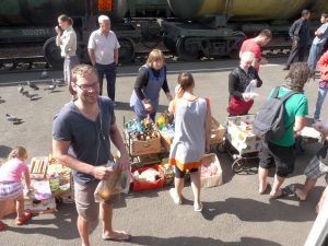 Die Pausen nutzen wir zum einkaufen - hier gabs Gewuerzgurken und Huehnchen