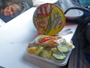 Beschaeftiungen in der Transsib - die einen essen,die anderen schlafen :-)
