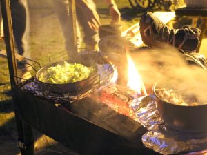 Multifunktionstool Grill, neben Gemuese garen kann man auch prima die Schuhe trocknen. Sind dabei leider bissl angebrannt