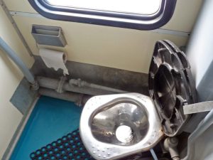 Toilette mit direkter Verbindung zu den Gleisen :-)