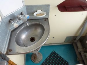 Der Wasserhahn taescht im ersten Moment - die Griffe sind nur Deko, stattdessen muss man einen Stoepsel nach oben druecken damit das Wasser laeuft