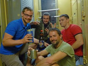 Unsere Abendsbeschaeftigung - geselliges Trinken im Zwischenwagon :-)