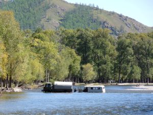 Der Van ist im Fluss stecken geblieben und braucht Abschlepp-Hilfe