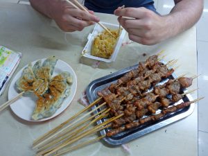 Gefüllte Teigtaschen und Fleischspieße