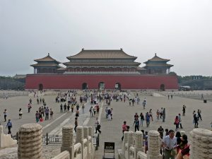Die Verbotene Stadt muss man sich mit Menschenmassen teilen, wie fast alle Sehenswürdigkeiten in Peking