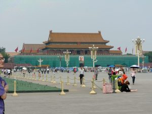 Tor zum Himmlischen Frieden mit Bildnes von Mao