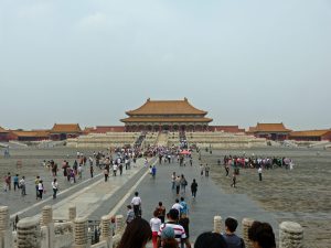 Die Verbotene Stadt muss man sich mit Menschenmassen teilen, wie fast alle Sehenswürdigkeiten in Peking