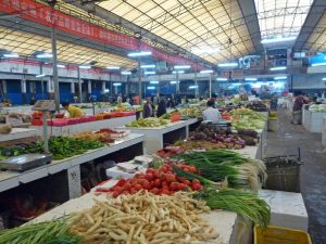 einkaufen auf dem Markt in Yangshuo