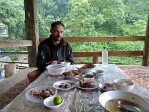 Das erste Essen in Vietnam - schlammiges Fleisch und Gedärme