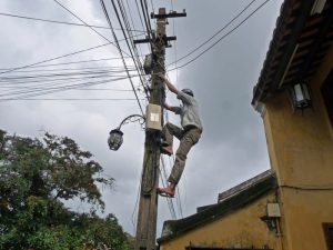 Mit Flipflops auf den Strommast
