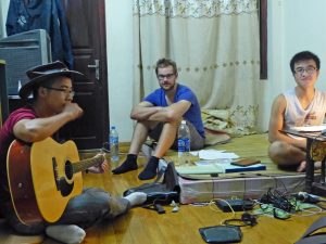 Bei unserem Couchsurfer-Freund Long - stilecht mit Patricks Cowboy Hut