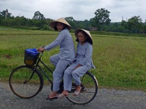 Zwei Vietnamesinnen auf nem Fahrrad