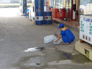 Vietnamesen sind erfinderisch - der Eisblock wird mit einem Zahnkranz aufgeschlagen