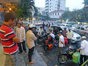 Ankunft in Hanoi früh um 6 Uhr - gleich einige Interessierte um uns