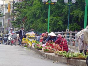 Obst und Blumen gibt es vielerorts bei den Marktfrauen