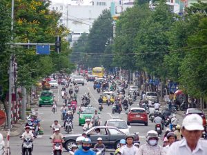 Der Verkehr ist allerorts geprägt durch Mopeds