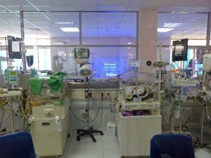 Notwendige Anschaffungen im Kinderkrankenhaus - Brutkästen mit allerlei Technik