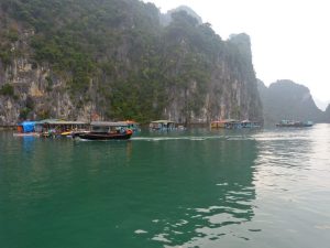 Es gibt schlechtere Wohnplätze - schwimmende Häuser in der Halong Bucht