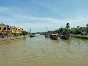 Durch die Altstadt von Hoi An fließt ein kleiner Fluß