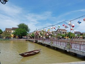 Abends ist die Brücke durch die vielen Lampions herrlich beleuchtet