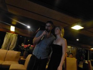 Zwei Karaoke-Amateure, haben ihren Spaß (die Zuhörer weniger:)