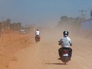 Hinter Phnom Penh sind 30 Km nicht asphaltiert - Staublungengefahr