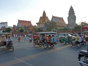 Touristen lassen sich mit TukTuks rumfahren