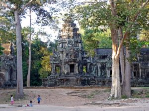 Der Tempel Ta Prohm wurde als einer der wenigen nicht komplett von den zuwachsenden Pflanzen befreit