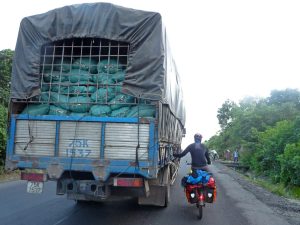 Die LKW helfen manchmal beim Bergauffahren