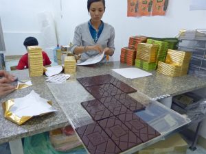 Zum Schluss wird jede Tafel per Hand verpackt