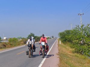 blauer Himmel und schöne Straße, da lacht das Radfahrerherz