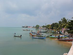 Fischerboote auf Koh Samui, im Hintergrund Big Buddha
