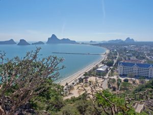 schöne Aussicht auf die Bucht von Prachuap Khiri Khan