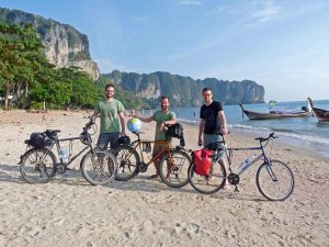 wir drei am Ao Nang Beach, die Welt immer dabei