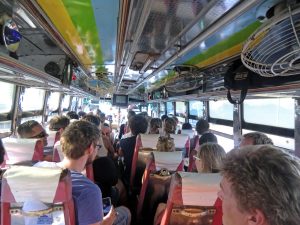 ein zu kleiner Bus für große Leute