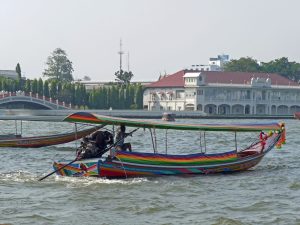 ein Longtailboot auf dem Chao-Phraya in Bangkok