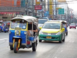 Tuk Tuk vs. Taxi: Günstiger und interessanter, aber manche Schüsseln sind nicht sehr vertrauenserweckend