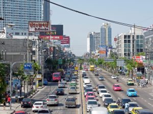 anders als in Vietnam, fahren in Thailand viele Autos auf der Straße. Die häufige Folge: Stau.