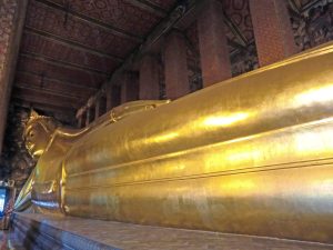 hier liegt der 46 m lange und 15 m hohe vergoldete Buddha