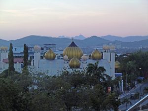 Dank des Gebetsrufs per Lautsprecher konnten wir die Moschee vor Sonnenaufgang fotografieren